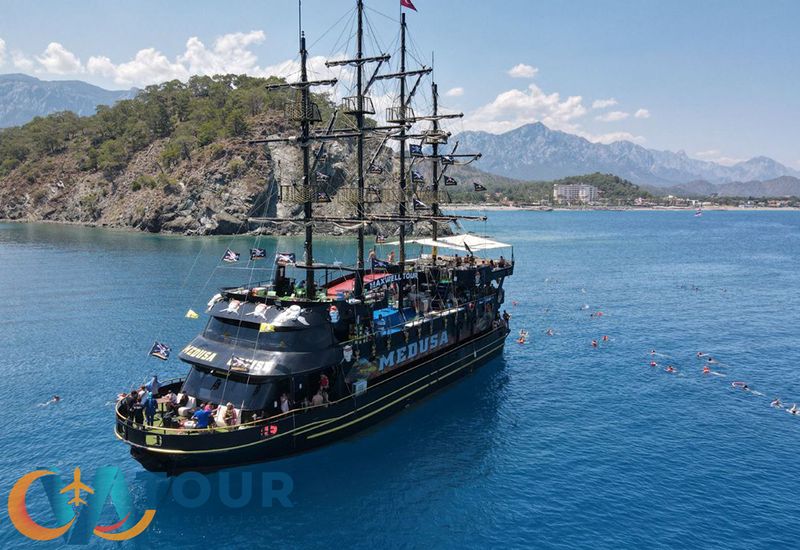 Yachttour in Kemer mit türkisen Buchten