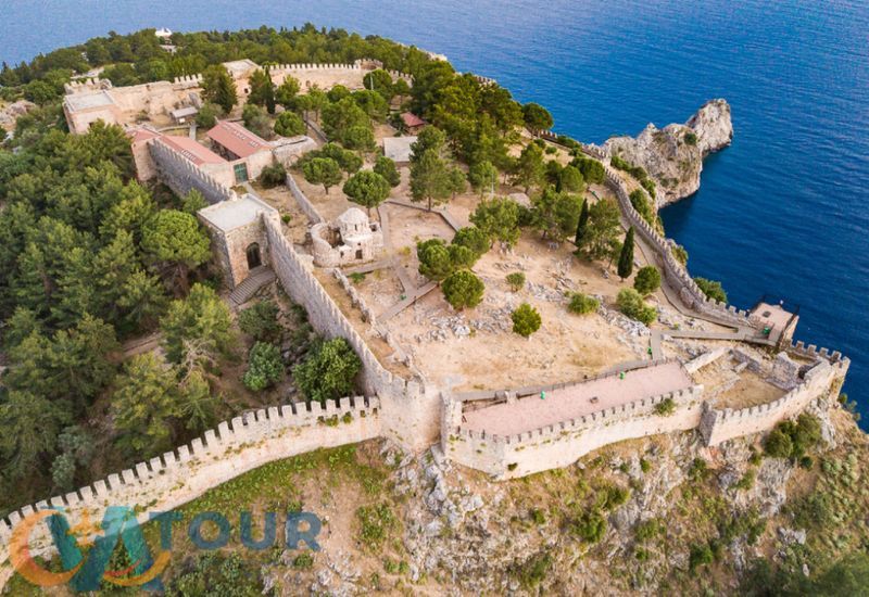 Параглайдинг И Обзорная Экскурсия По Алании: Включает Трансфер, Обед, Прогулку на Яхте и 30 минутное купание, Канатную Дорогу, Посещение Пещеры Дамлаташ, Услуги Гида и Страховку.